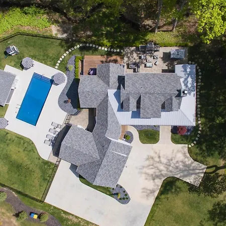 Large Luxurious Home - 2 Blocks From Nearest Public Beach - Private Heated Pool!